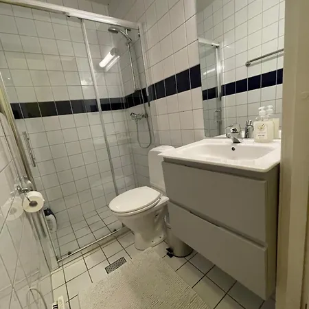Apartment S, Center
