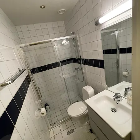 Apartment S, Center
