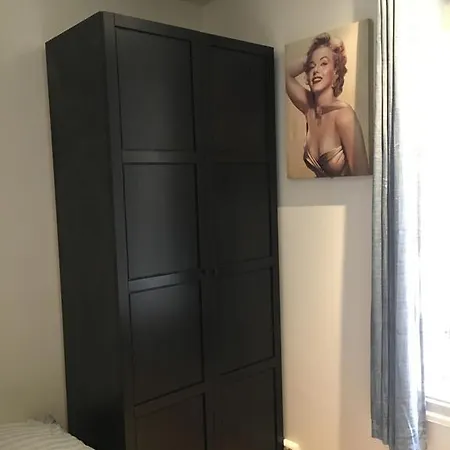 Apartment S, Center