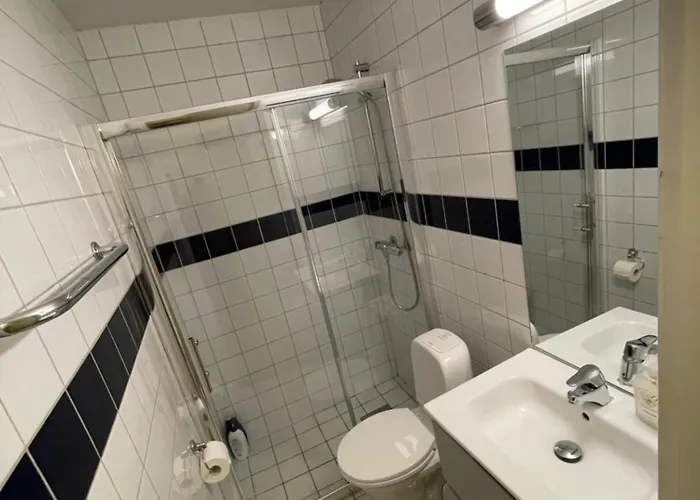 Apartman S, Center